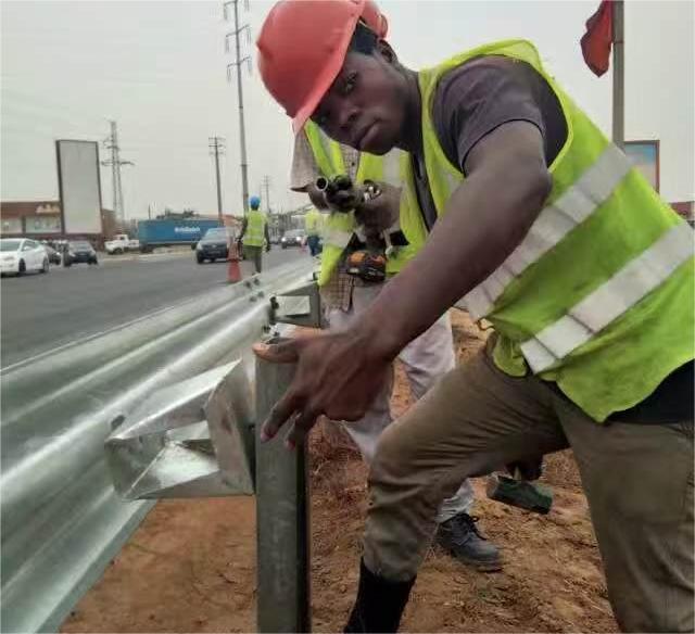 Instalación de barandillas en autopistas de Angola