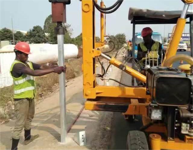 Instalación de barandillas en autopistas de Angola