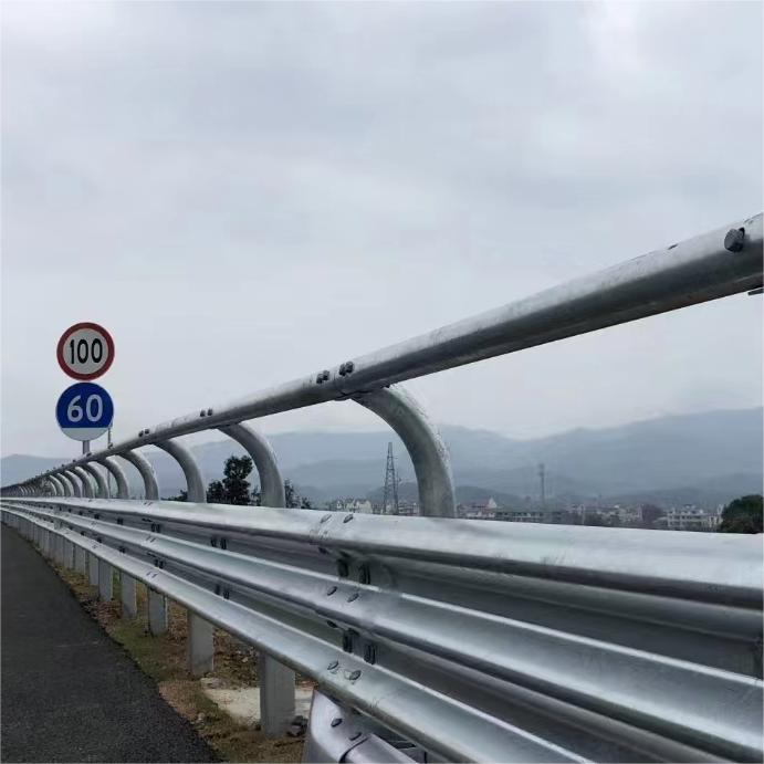 Placas de barandilla de seguridad en carreteras