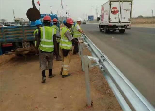 Instalación de barandillas en autopistas de Angola